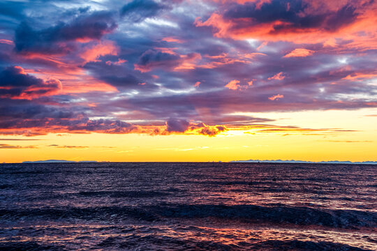 湖面夕阳