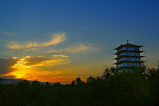 夕阳下的古塔