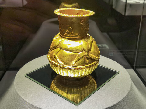 中世纪兽纹金瓶