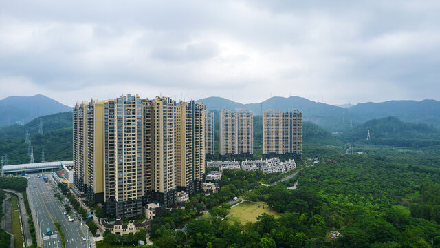 深圳坪山天峦湖小区高楼