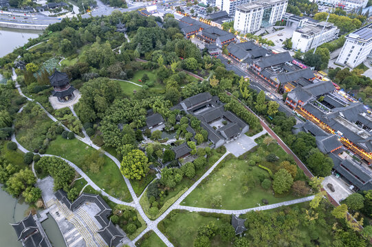 航拍江苏泰州南山律寺街景