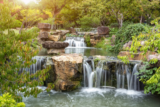 江南园林溪流场景