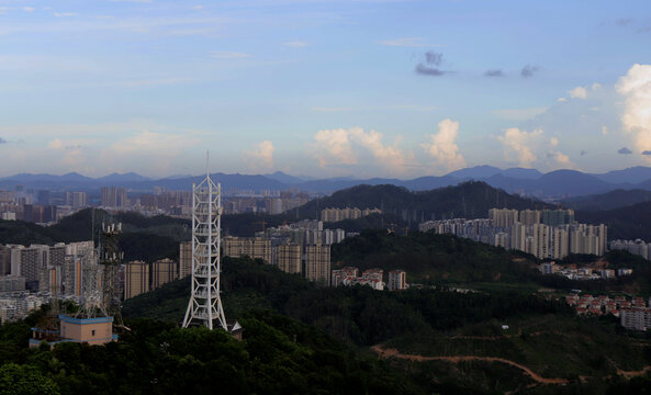 落日前的城市山峦