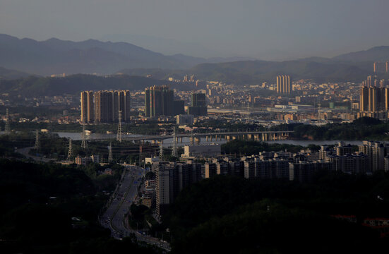 斜阳下的城市