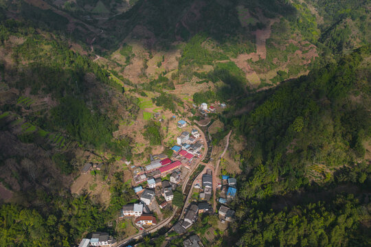 航拍山间村庄