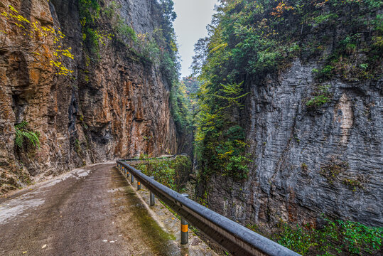 重庆巫山下庄村挂壁公路