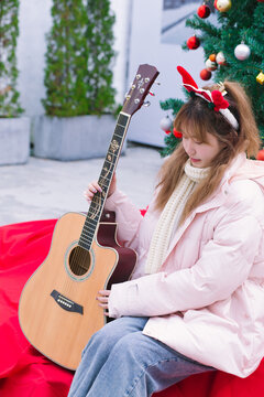 弹奏吉他的美少女