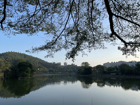 湖水倒映的蓝天