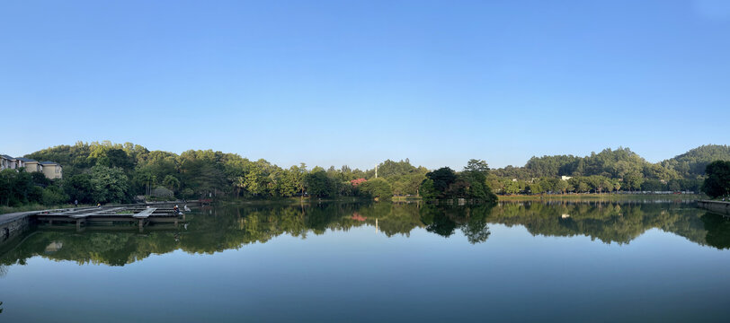 一线湖景只此青绿