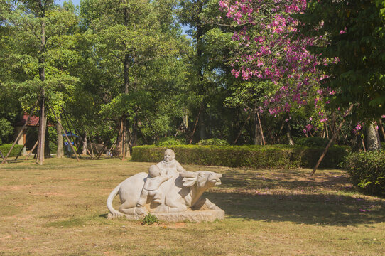 漳州九湖公园牧童嬉戏雕塑