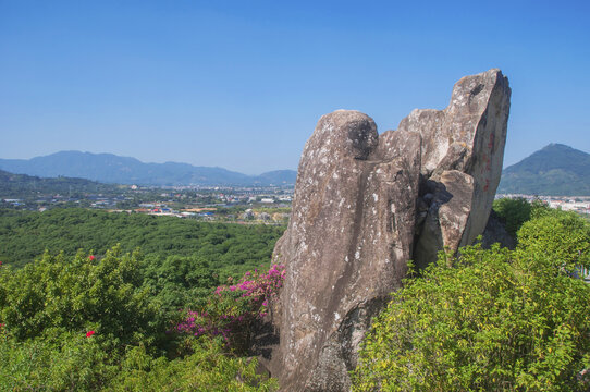 漳州景点凤凰山母鸡石