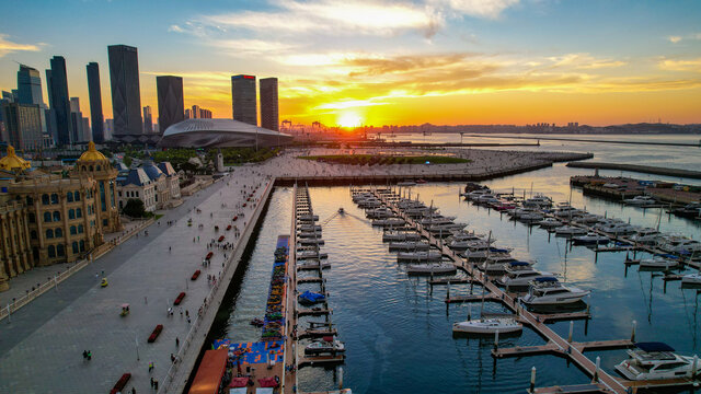 大连海边城市风光与日落