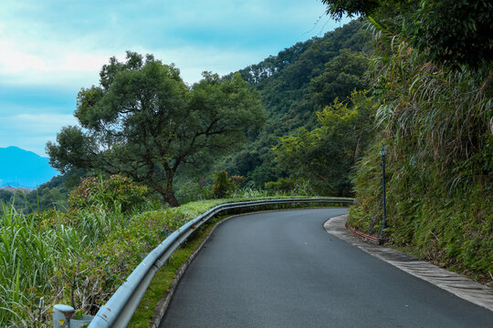 银湖山的盘上公路