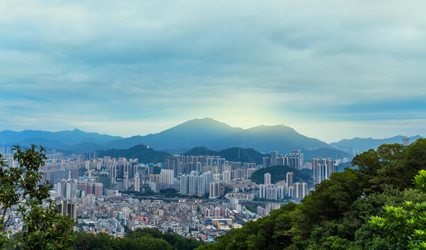 银湖山眺望美丽的梧桐山