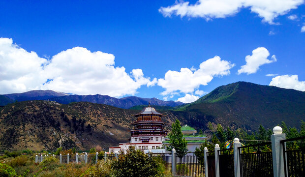 蓝天下的高山与庙宇