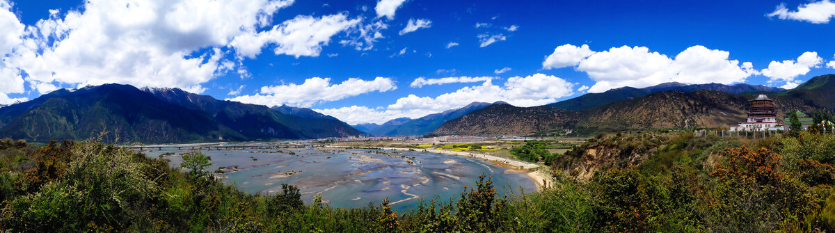 蓝天下的高山流水