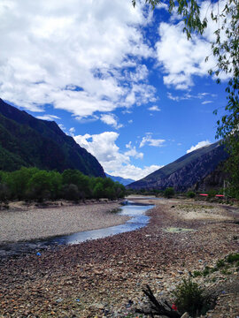 蓝天下的高山流水