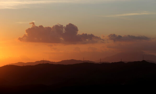 山峦落日天空