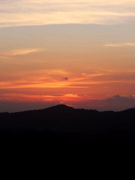 山峦夕阳余晖