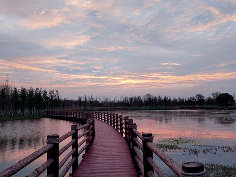 湖边观光木桥晚霞美景