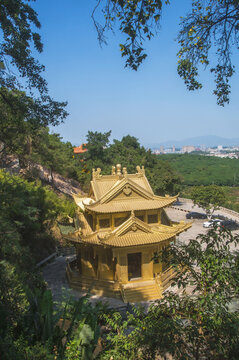 七首岩寺铜殿竖构图风景