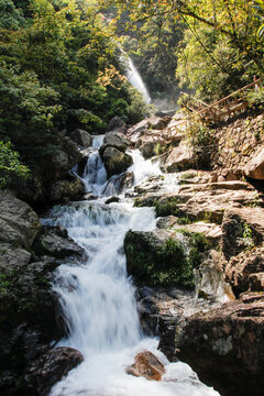 山间瀑布流