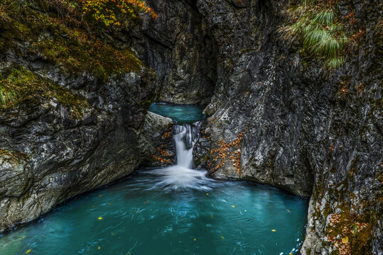 山涧潭水