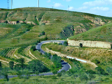 远山梯田公路丘陵