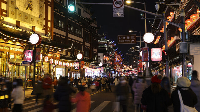 上海豫园春节夜晚街道人流