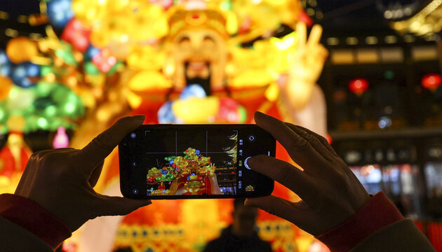 豫园灯会市民用手机拍摄财神