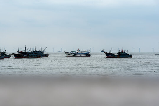 休渔期停在港口的渔船