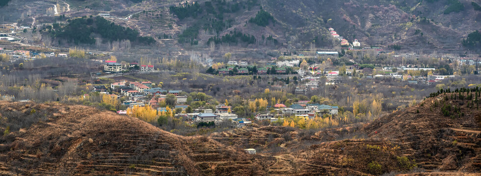 宽幅山村秋色全景图