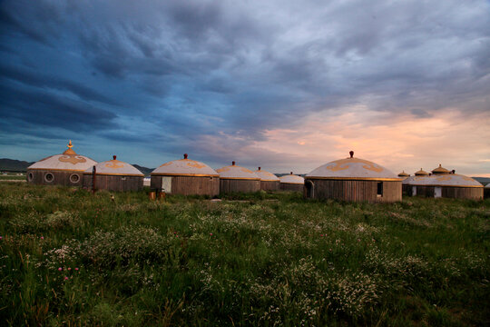 夏季傍晚的草原蒙古包