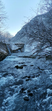 溪流雪景