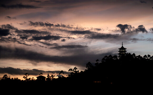 桥头莲湖夕阳天空