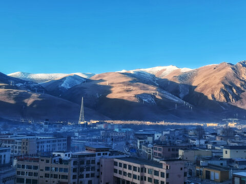 高原日出村庄风光