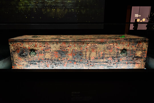 战国彩绘漆木棺
