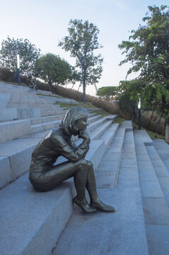 沉思的女孩雕像