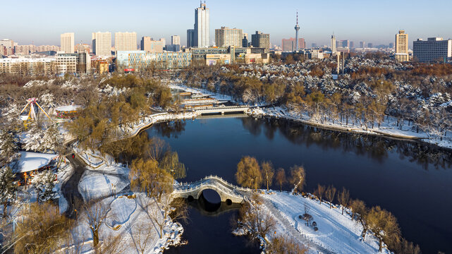 雪后的中国长春南湖公园风景