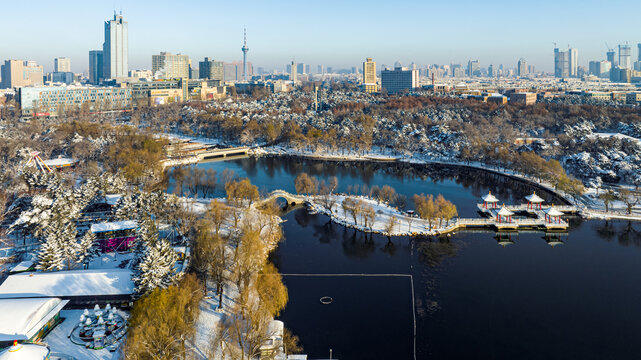 雪后的中国长春南湖公园风景