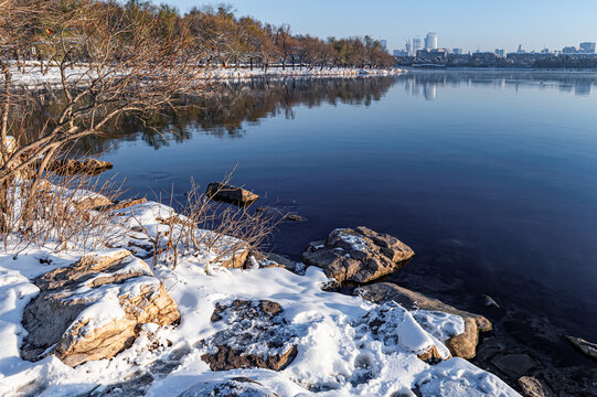 雪后的中国长春南湖公园风景