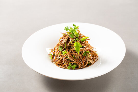 三葉香拌黑豆腐絲