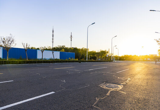 夕阳下空旷的柏油马路