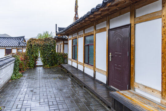 朝鲜族百年部落雨天景观