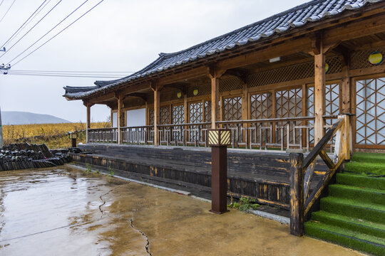 朝鲜族百年部落雨天景观