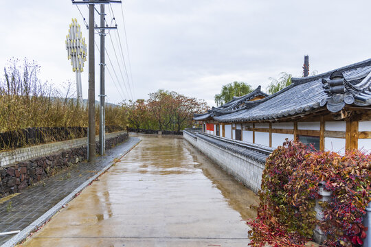 朝鲜族百年部落雨天景观