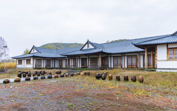 朝鲜族百年部落雨天景观