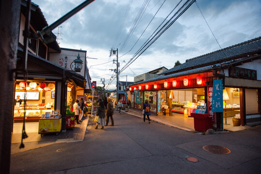 日本京都银阁寺外街景