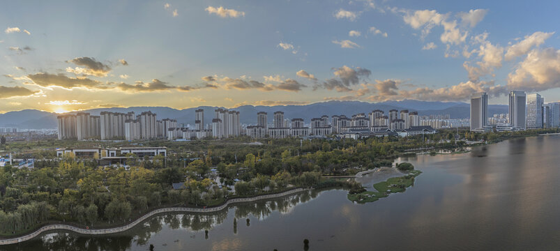 云南保山晚霞蓝天城市风景