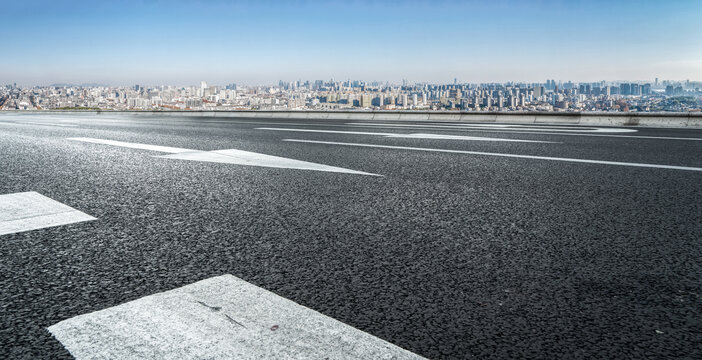 前进的道路和城市景观